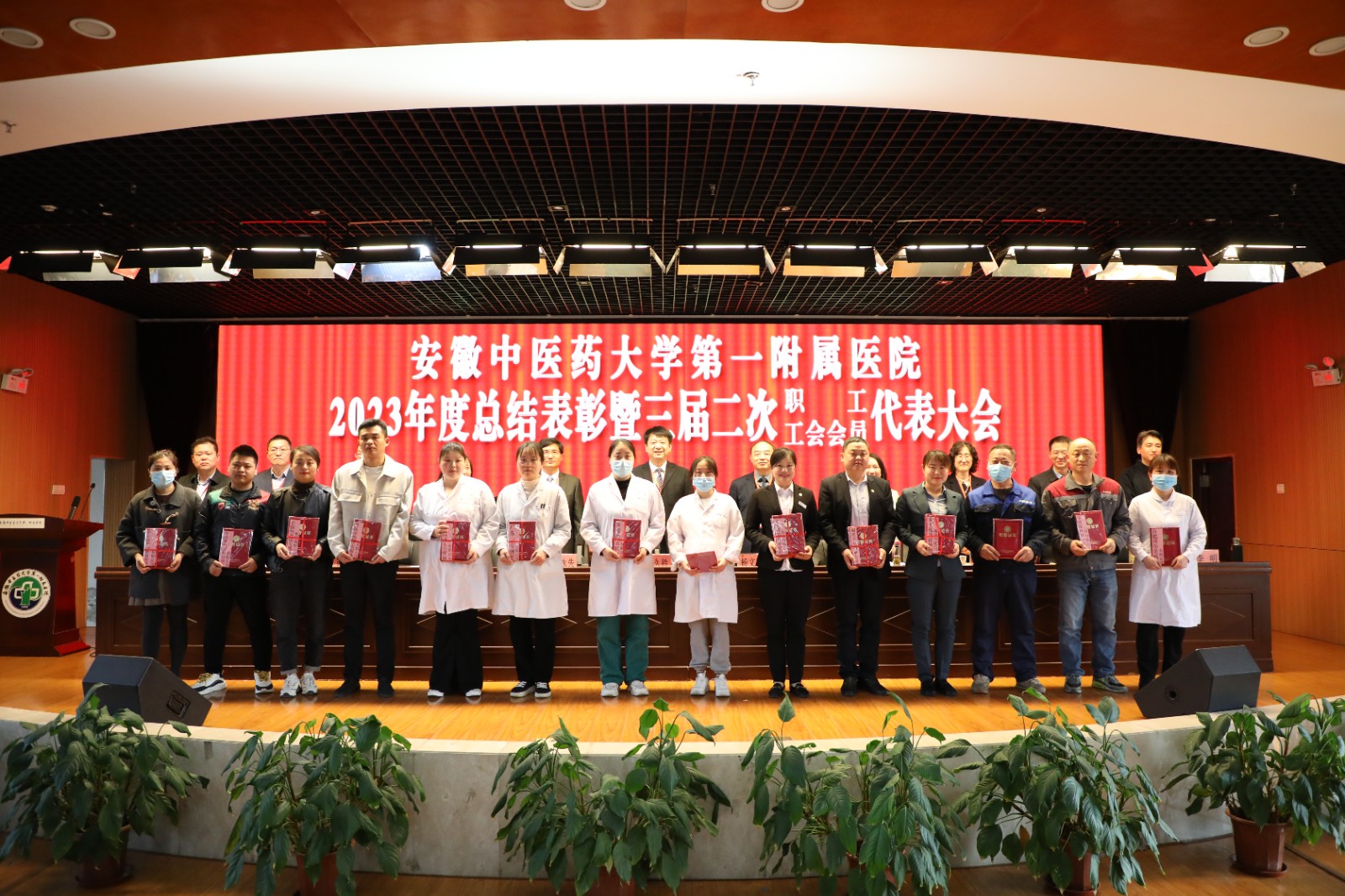 【動態(tài)】喜訊丨智恒信陳年虎榮獲安徽中醫(yī)藥大學(xué)第一附屬醫(yī)院年度外包服務(wù)公司先進(jìn)個人稱號